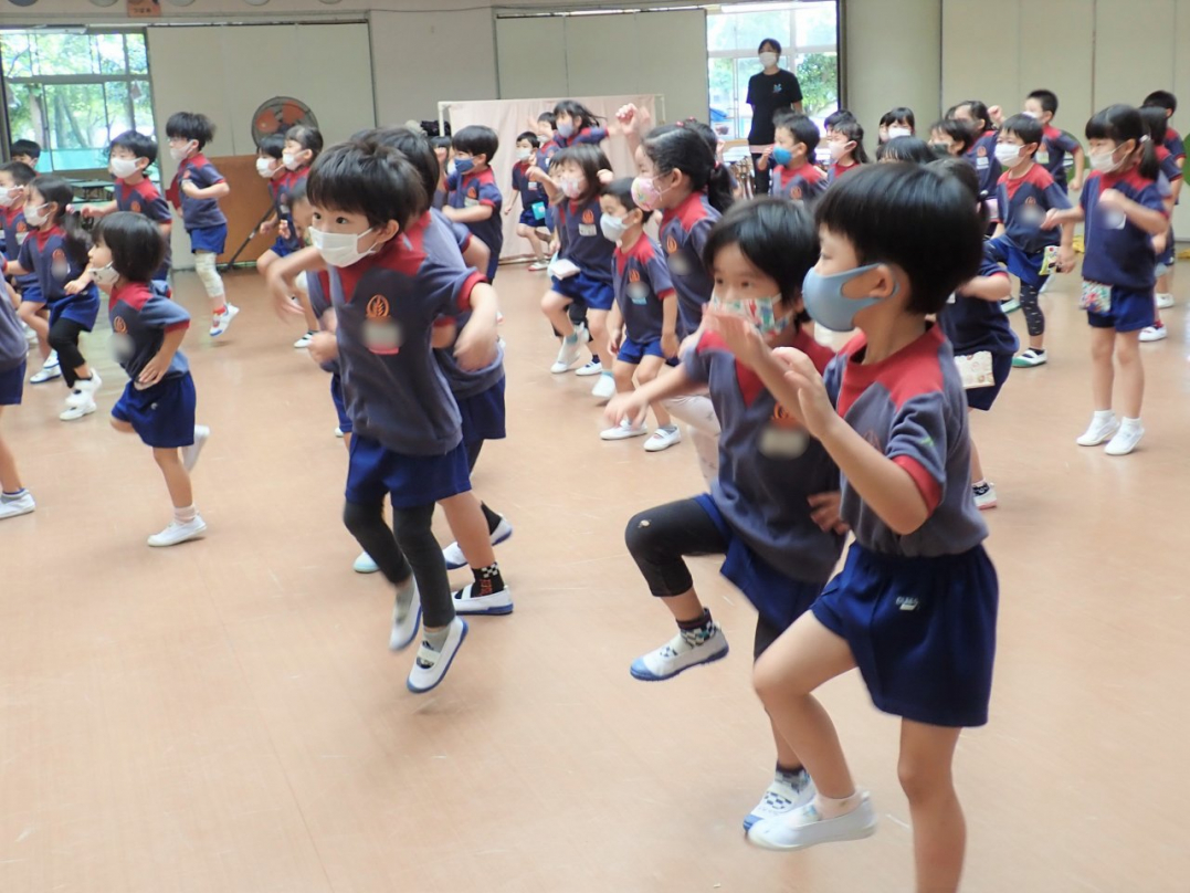 子ども達が楽しんで踊っている様子が伺えますね♪