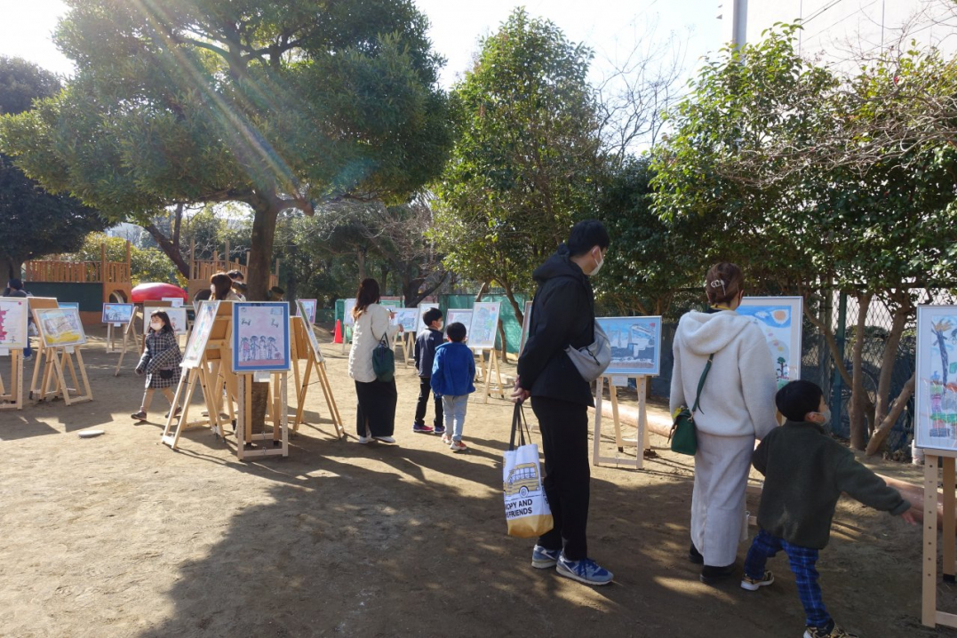 開放感いっぱいの園庭に、子ども達の作品が広がっています