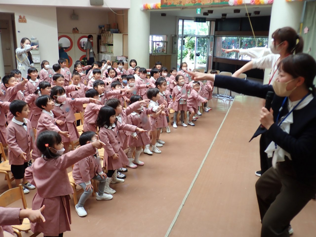 キャッチフレーズに合わせてカッコいいポーズ！子ども達は元気いっぱいです