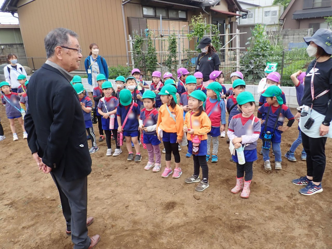 最後は理事長先生に「さようなら」の挨拶。これから畑に芋を育てにきますね。