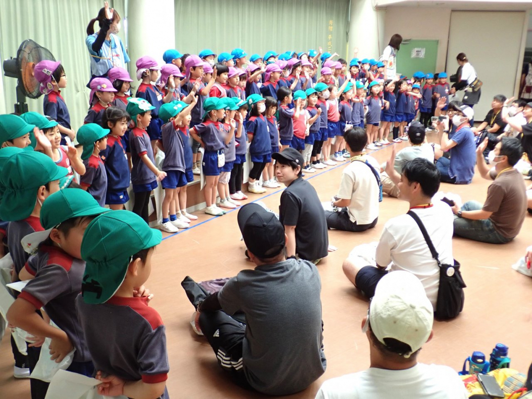 すると子ども達が登場してきました