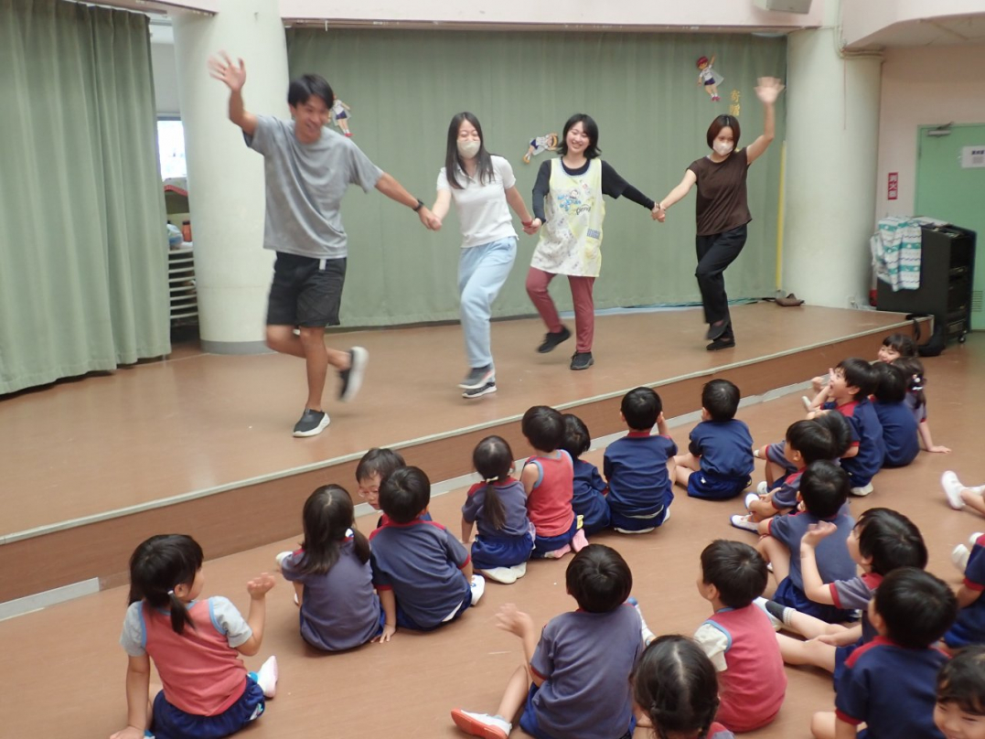 まずは先生達がダンスを踊ってくれました