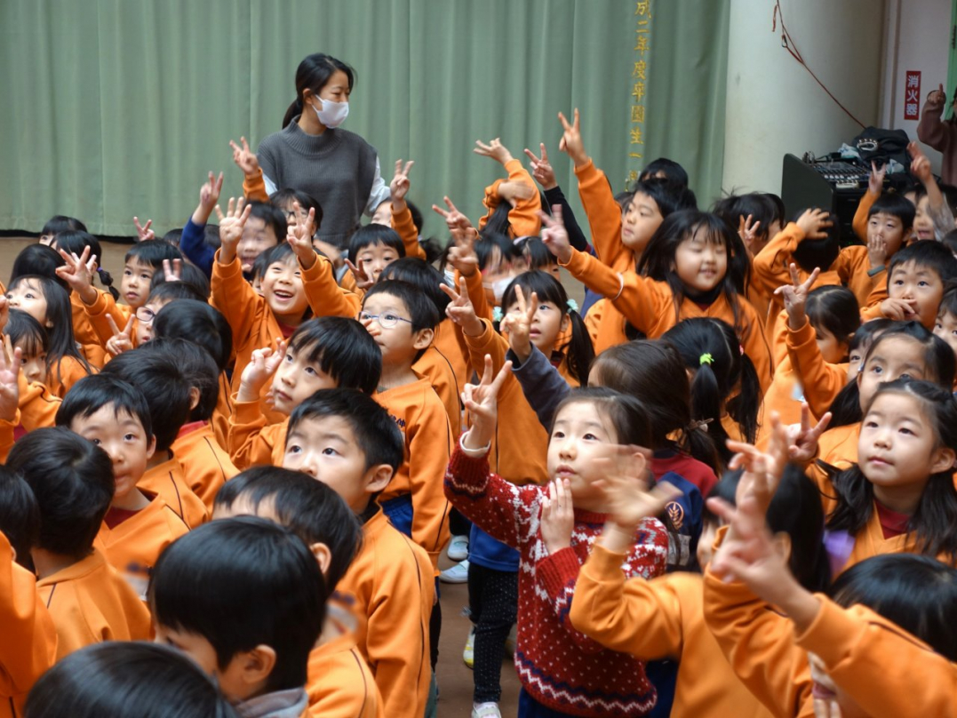 「おーい！」「やったー」子ども達は大喜びです