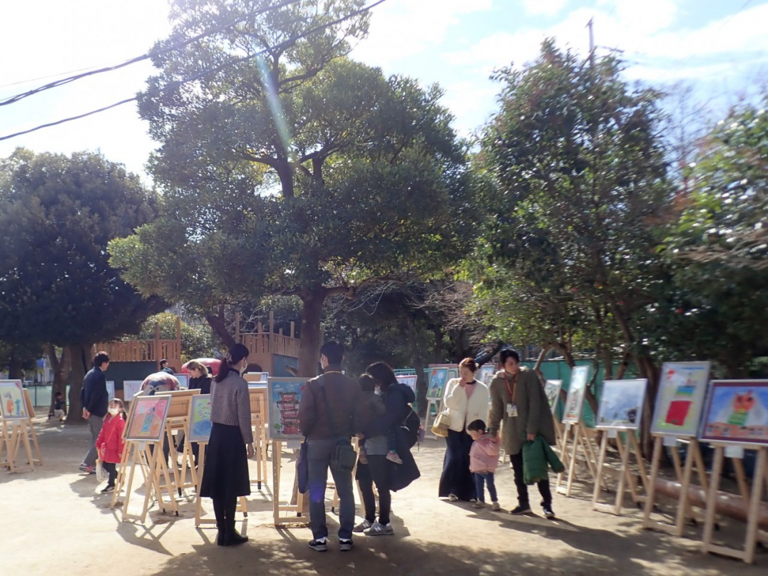 園庭には、ひばり組の素敵な絵が広がっています