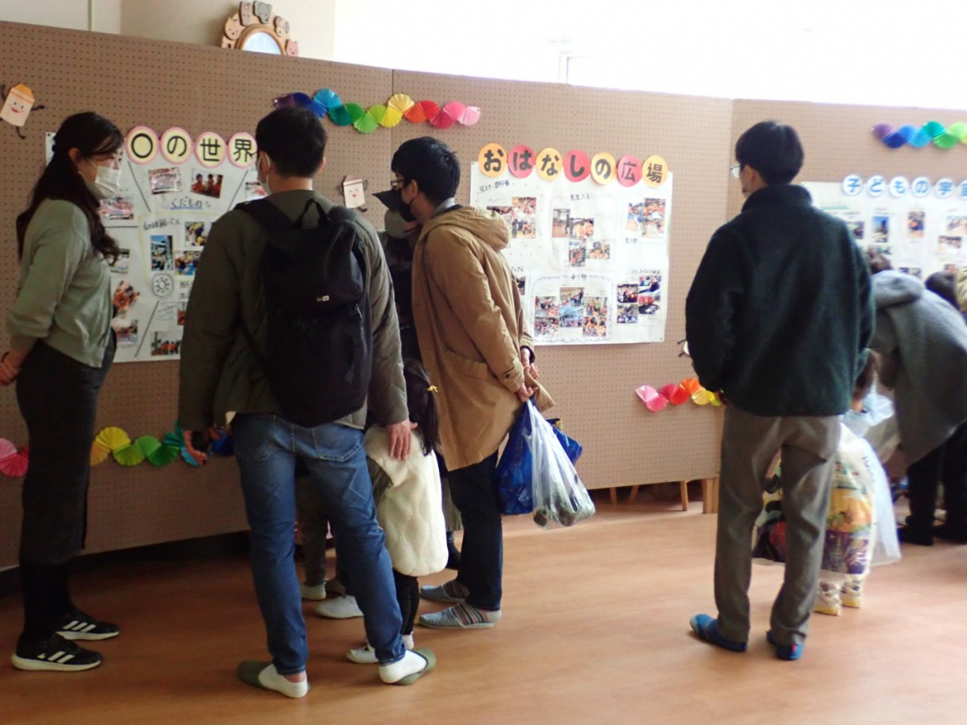 絵画活動の様子を写した写真です。頑張って描いていましたね