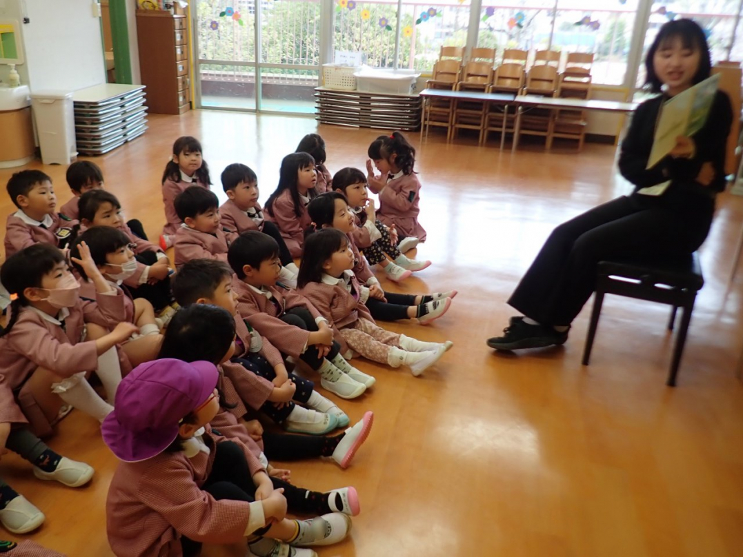 友達と一緒♪絵本の読み聞かせも楽しいですよね