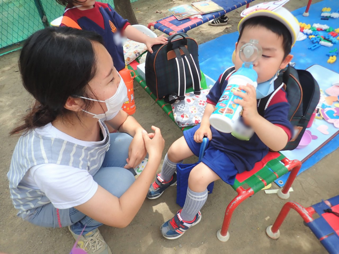 ゴックン！お水もしっかり飲んで遊んでね