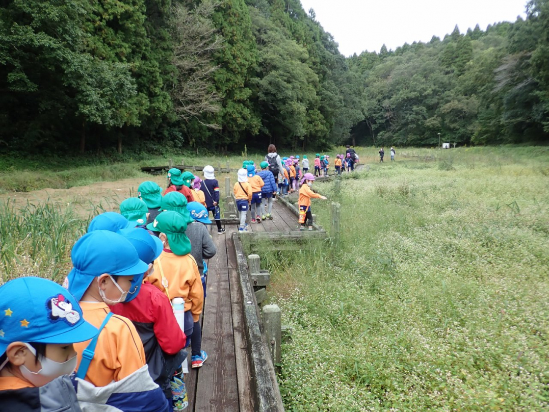 遠くまで続く道を渡って行こう！