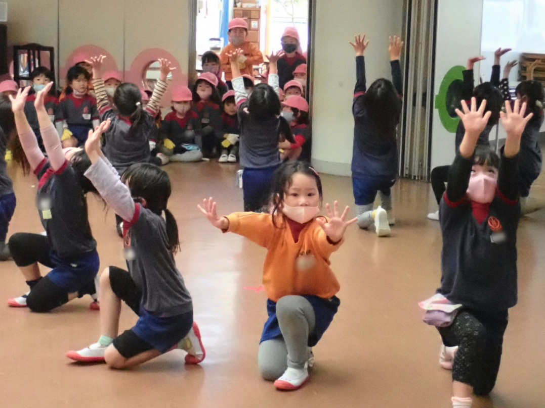 ひばり組伝統の「よっちょれ」を可憐に踊ります