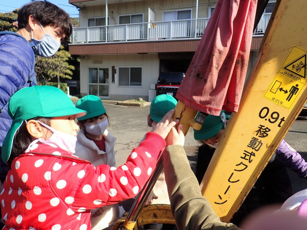 鉄ってカチカチだ～固くて強そうな車だね！